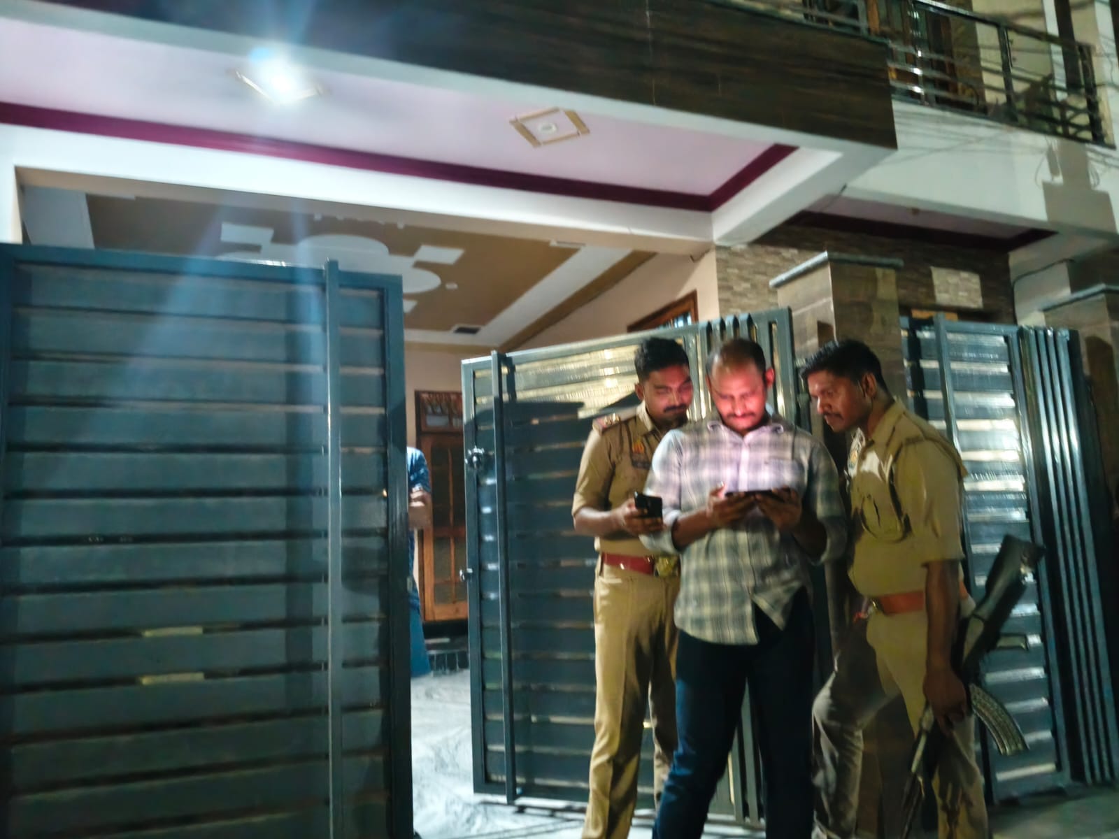 मौके पर जांच करती पुलिस।