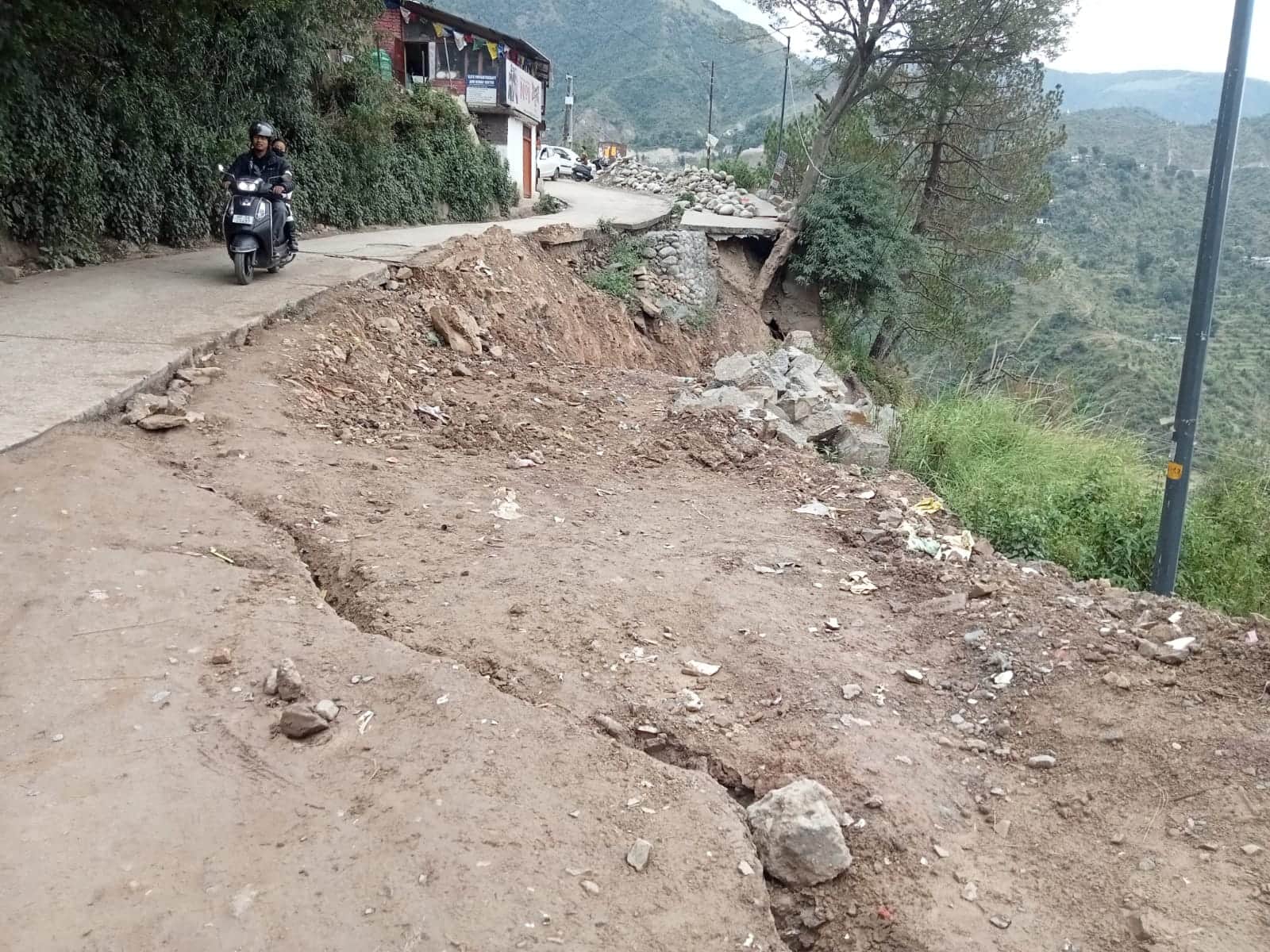 मैक्लोडगंज के पास करमू मोड पर बंद पड़ा डंगों का निर्माण कार्य। -संवाद