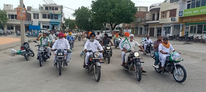 Farmers held a motorcycle rally and protested against the India-US trade deal.