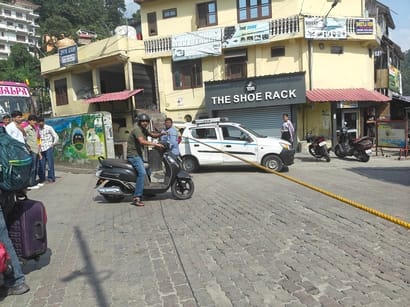 नए बस स्टैंड में दो पहिया वाहनों के लिए लगाई रस्सी : संवाद
