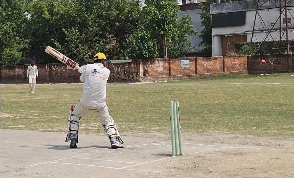 Azamgarh defeated Mau by one wicket in a thrilling match.