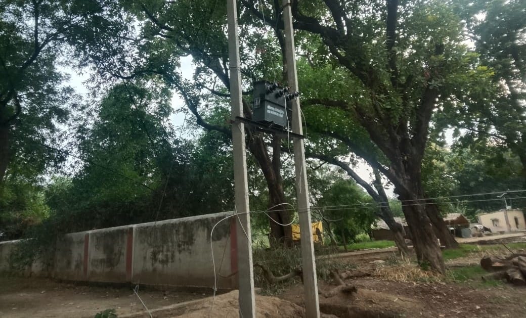 नगरदह डीघ में सौभाग्य योजना के तहत लगा ट्रांसफार्मर और लटक रहा तार। संवाद