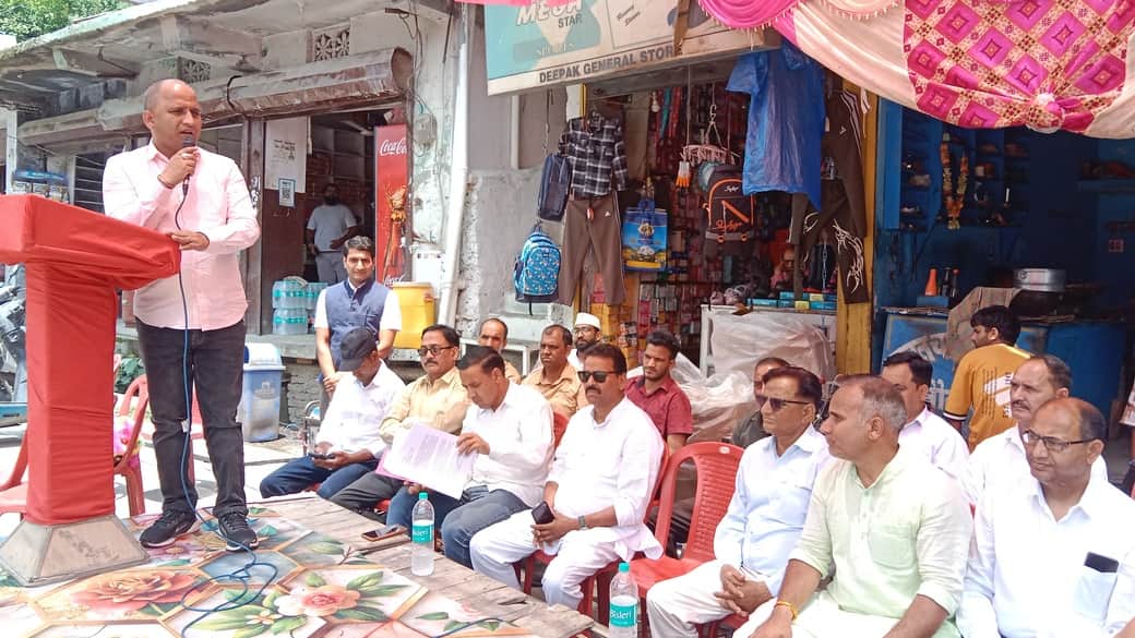 नौगांव में आयोजित जनसभा को संबोधित करते वक्ता। संवाद
