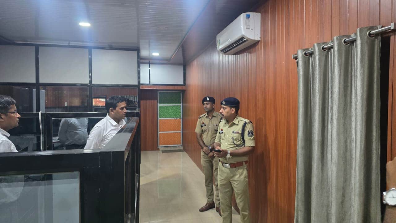 नवपदस्थ एसपी ने थानों का निरीक्षण किया