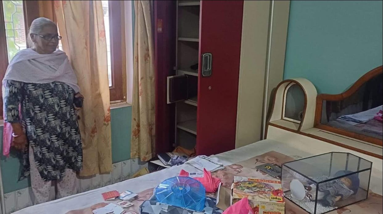 Thieves broke the lock of a locked house and made off with dollars and jewelry.