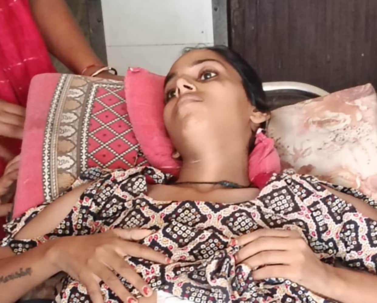 Cotton left inside abdomen after delivery; uproar ensues over non-payment of surgery costs