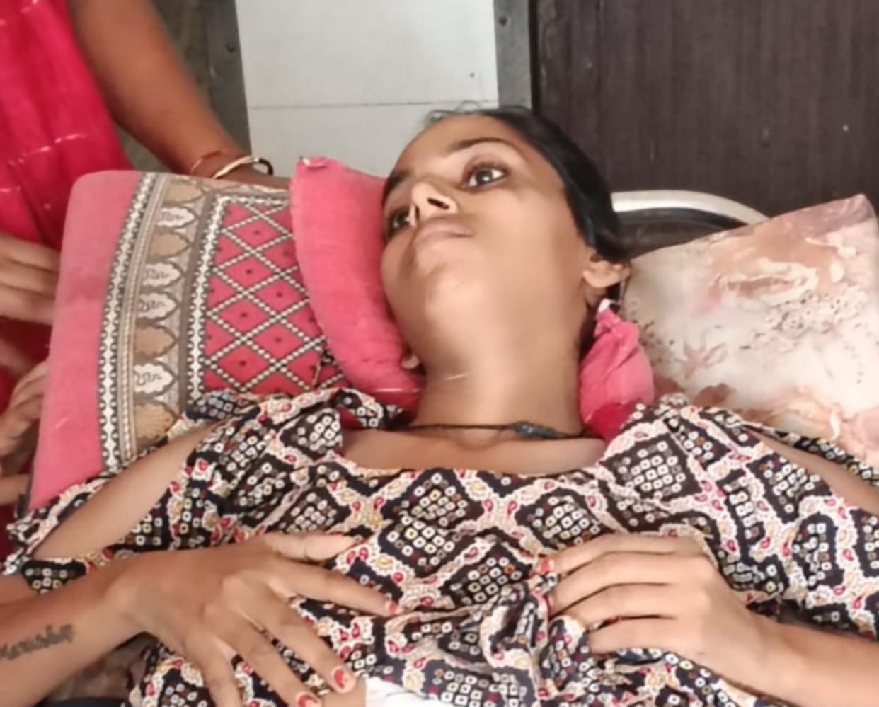 Cotton left inside abdomen after delivery; uproar ensues over non-payment of surgery costs