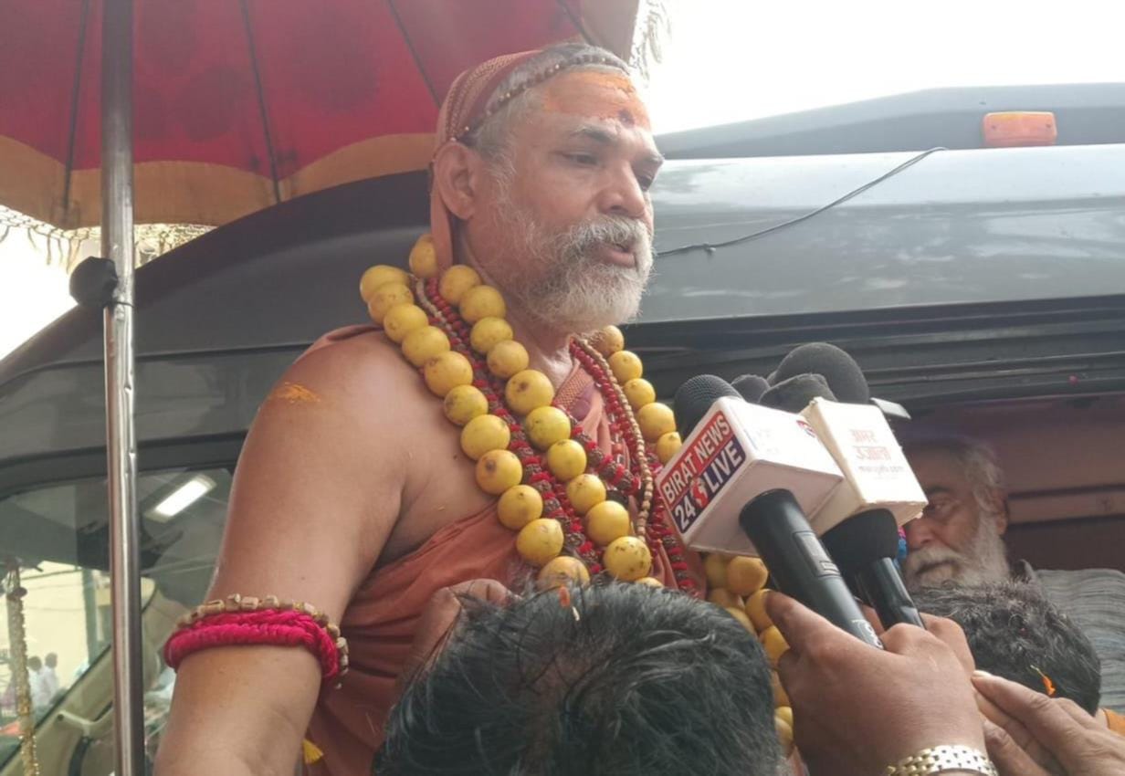 पत्रकारों से बातचीत करते शंकराचार्य।