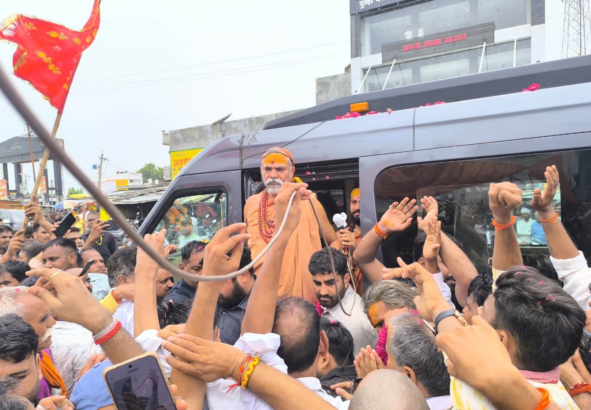 पयागपुर में शंकराचार्य अविमुक्तेश्वरानंद सरस्वती का स्वागत करते लोग। 