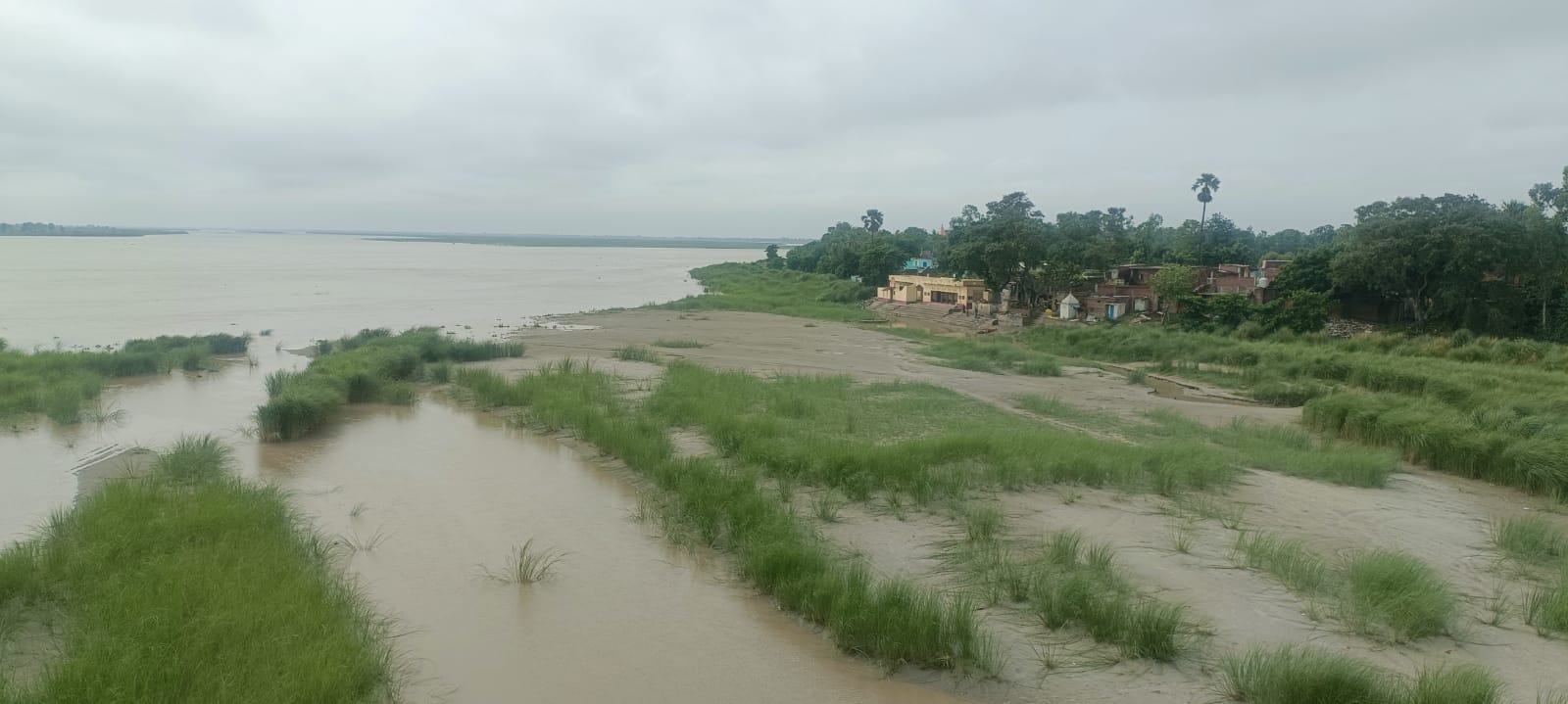 राजेसुल्तानपुर क्षेत्र के कम्हरिया घाट तक पहुंचा सरयू का बढ़ता पानी।