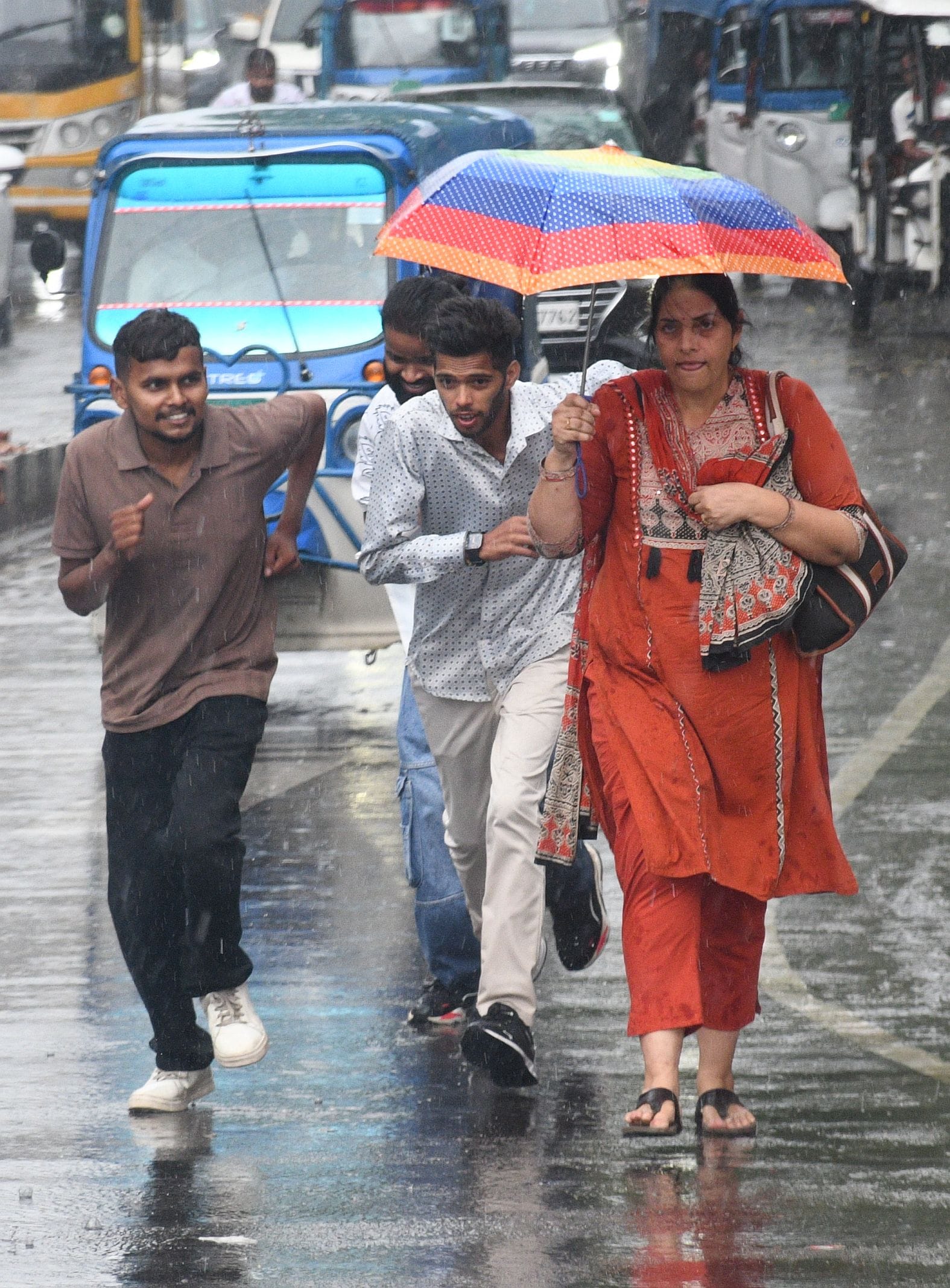 राजधानी में मंगलवार दोपाहर कई इलाकों मेें बारिश हुई। 