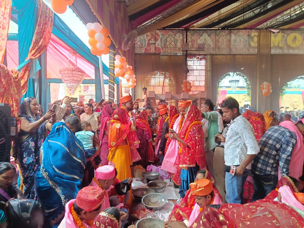 Amidst the chanting of mantras, 272 couples performed the wedding circumambulations, while 28 solemnized their *Nikah*.