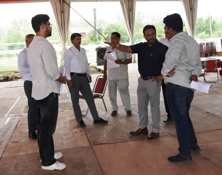 समारोह स्थल का निरीक्षण करते एसडीएम। 