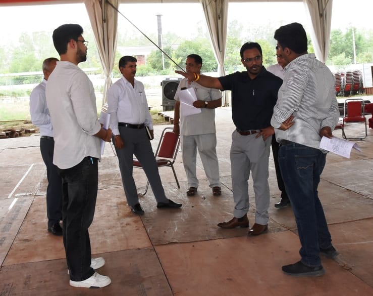 समारोह स्थल का निरीक्षण करते एसडीएम। 