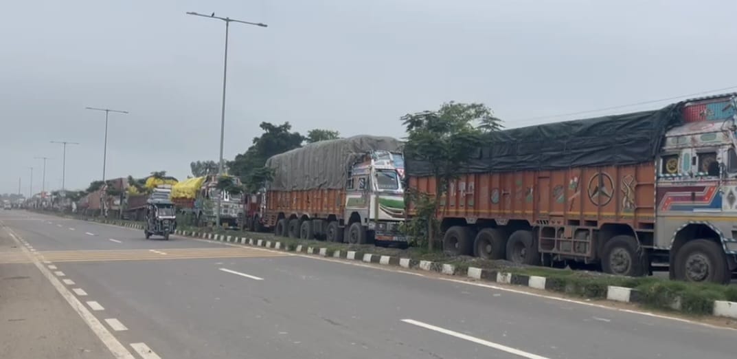 Customs Department accused of causing unnecessary delays; truck drivers distressed.