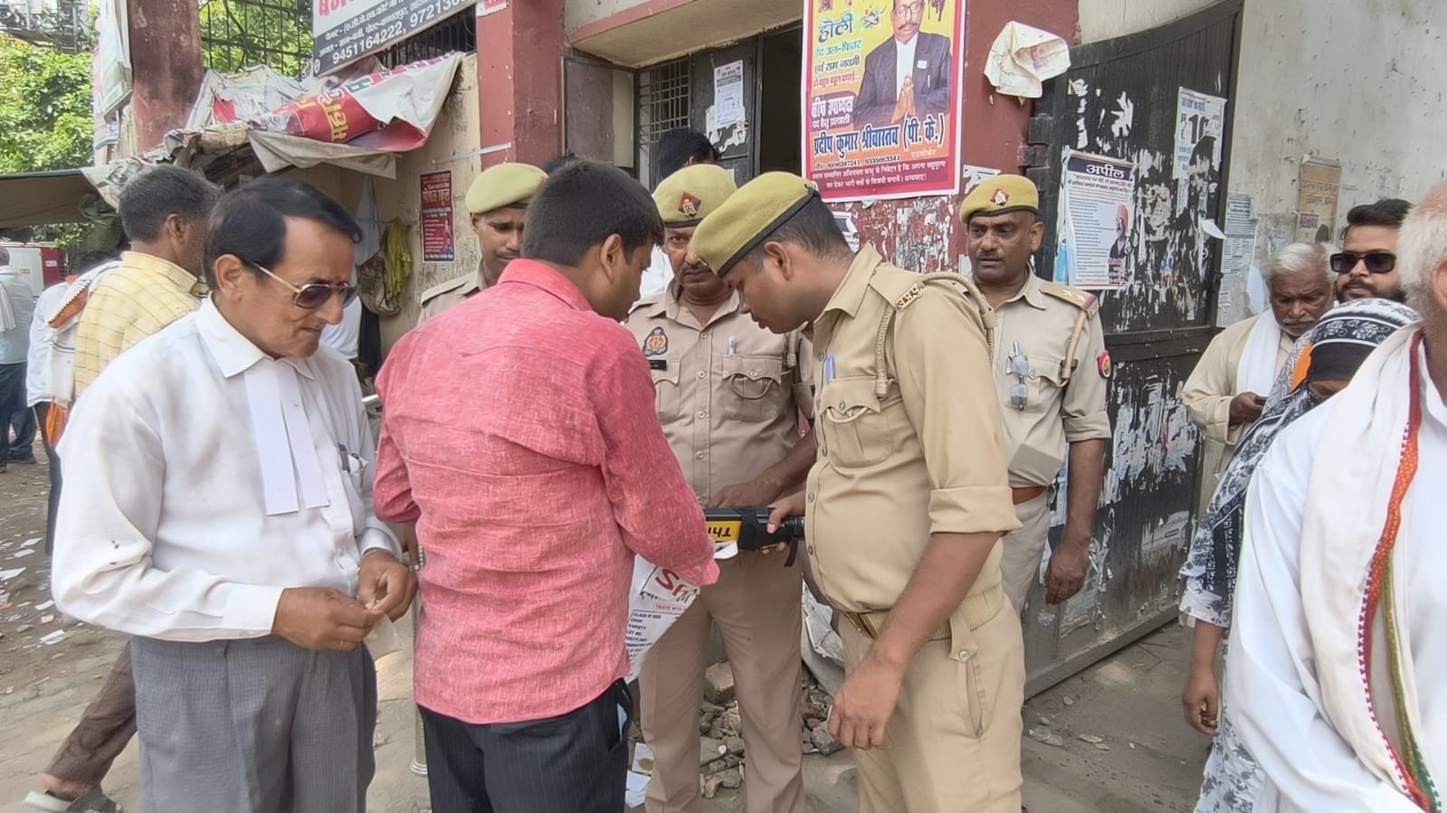 सुरक्षा व्यवस्था को लेकर जिला एवं सत्र न्यायालय में आने वाले लोगों की जांच करते पुलिसकर्मी।संवा