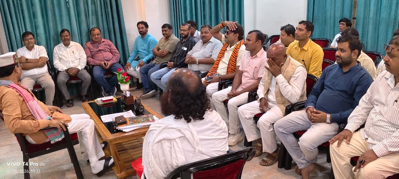 सांसद से मुलाकात करते शिक्षक।