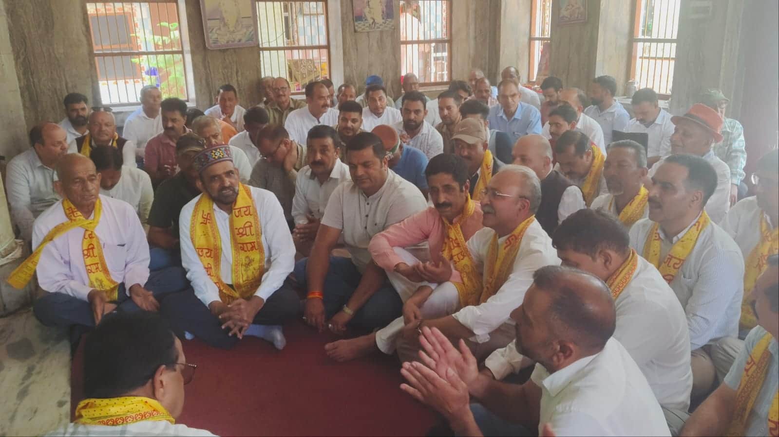 सत्यानारायण मंदिर हमीरपुर में भजन कीर्तन करते कांग्रेसी नेता। संवाद।