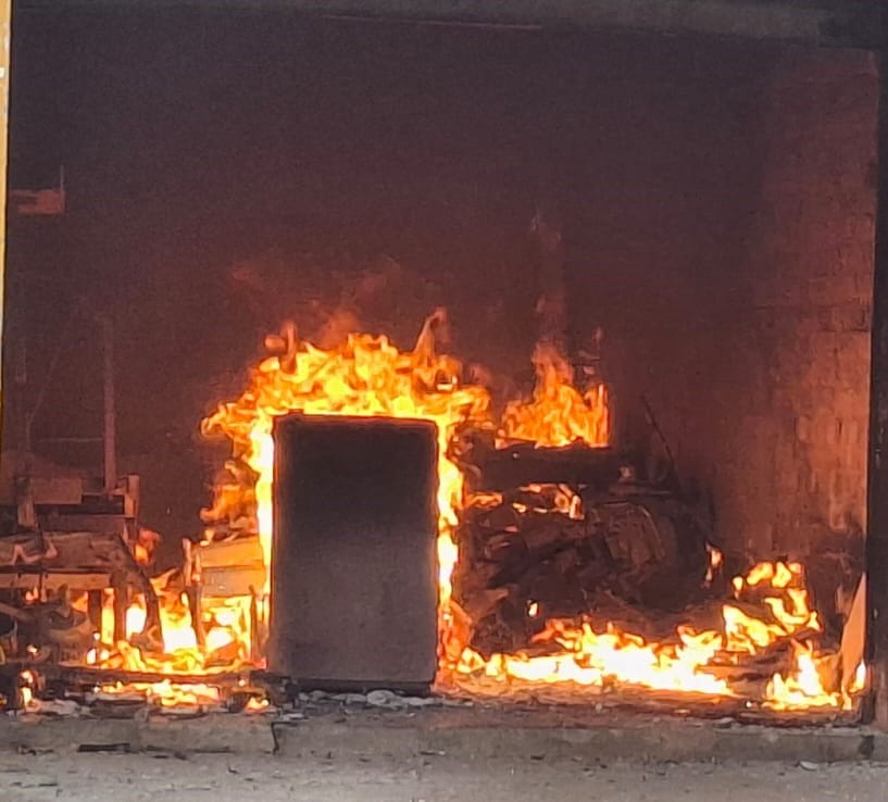 Massive fire at market commission agent's shop; chaos ensues.