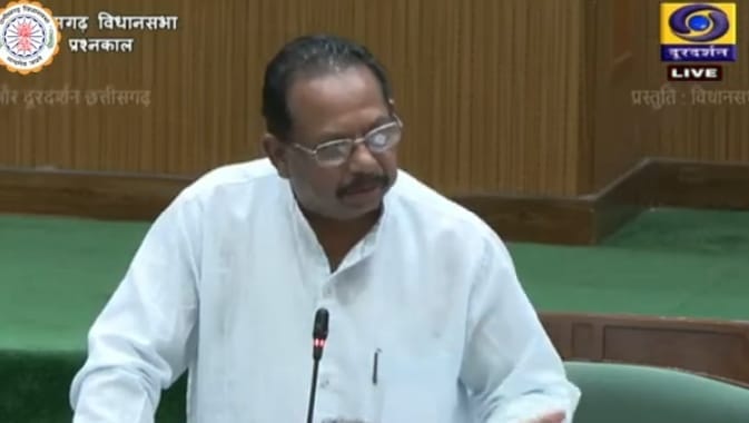 सदन में जर्जर सड़क को लेकर प्रश्न पूछते विधायक प्रबोध।
