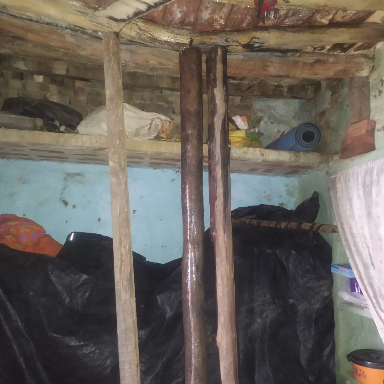 स्योहारा। ग्राम फैजूल्लापुर में जर्जर हालत में रेखा देवी का मकान
