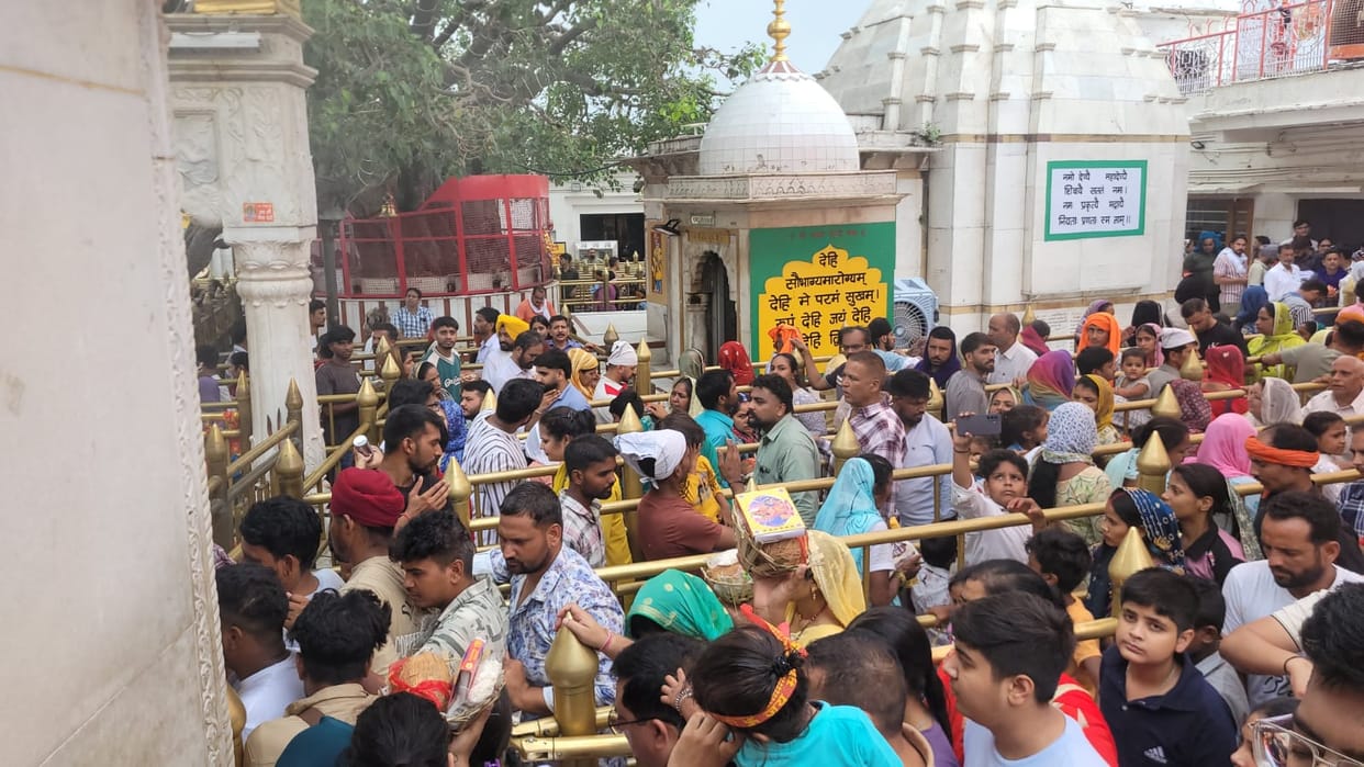 16,000 people bowed their heads on the first day of Gupt Navratri at Shri Naina Devi.