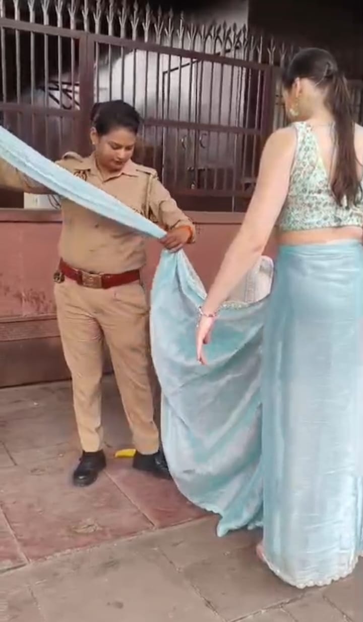 Female constable ties up foreign tourist's sari when it unravels at Taj Mahal, receives thanks