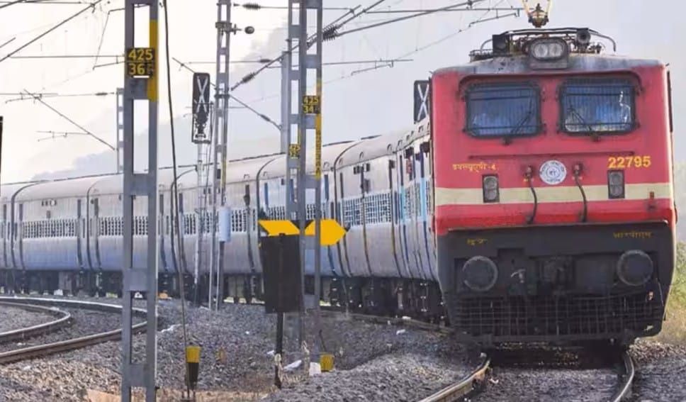 Woman saved from committing suicide at Raja Mandi station in Agra