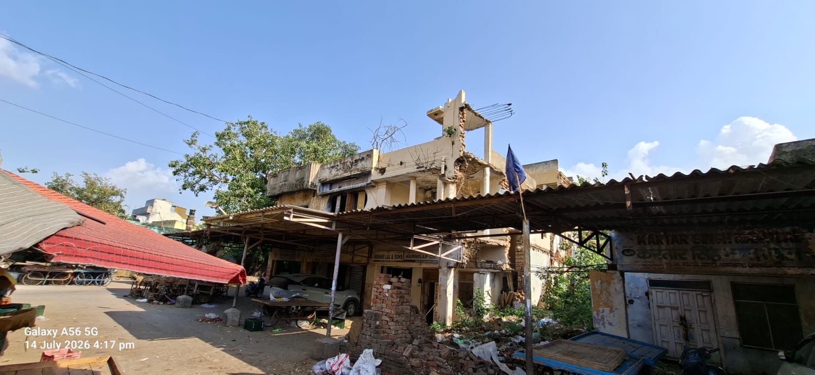 दोखंभा चौक स्थित सब्जी मंडी में खंडहर भवन। संवाद
