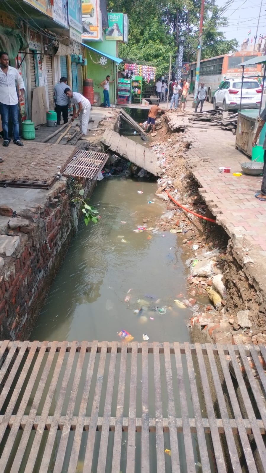Drain wall suddenly collapses on Delhi Road; major accident averted.