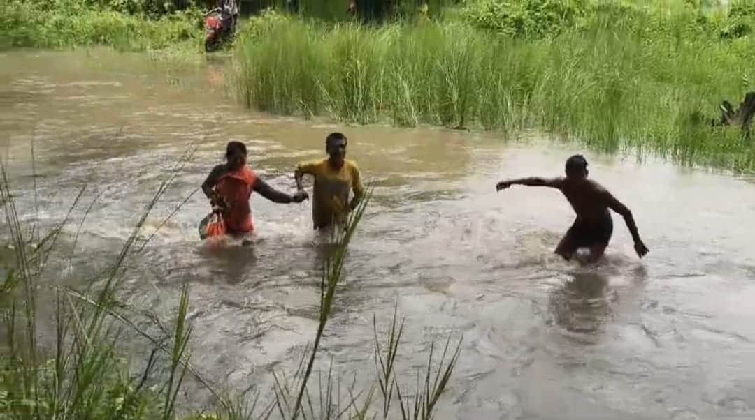 west champaran nepal rain road washed away 22 villages cut off bihar flood news