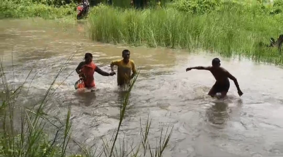 west champaran nepal rain road washed away 22 villages cut off bihar flood news