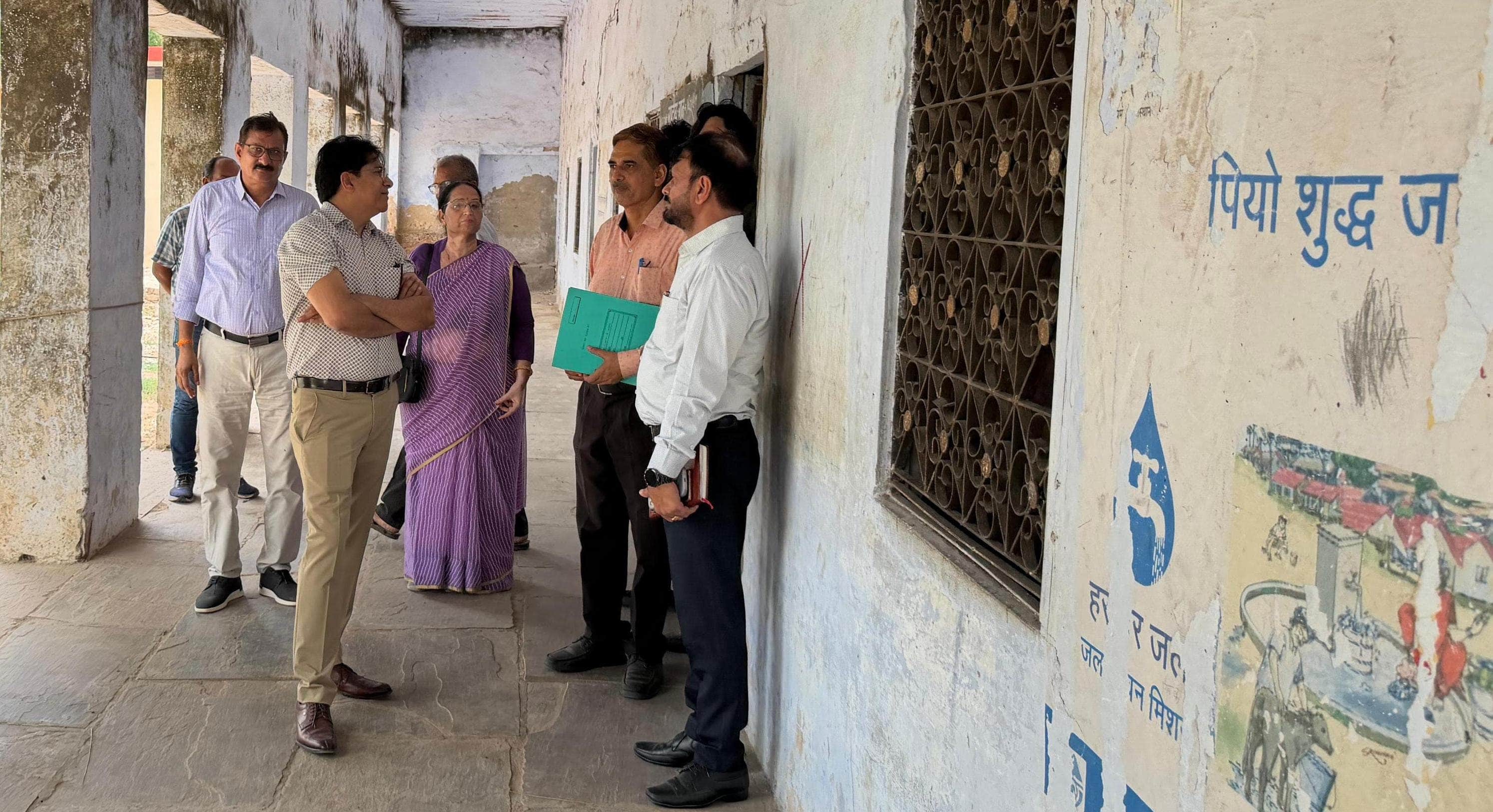 दौसा स्कूलों का निरीक्षण करते ए सी एस
