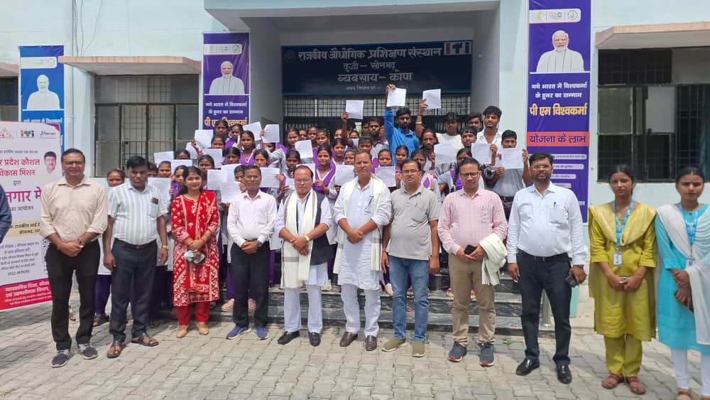 दुद्धी आई टी आई कालेज में रोजगार प्रमाण पत्र देते चेयरमैन कमलेश मोहन-संवाद