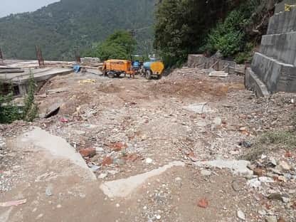 धर्मशाला के कोतवाली बाजार में रोपवे को जाने वाला खस्ताहाल रास्ता। संवाद