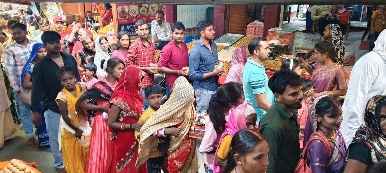  विजेथुआ महावीरन धाम में दर्शन-पूजन के लिए कतार में खड़े श्रद्धालु। संवाद