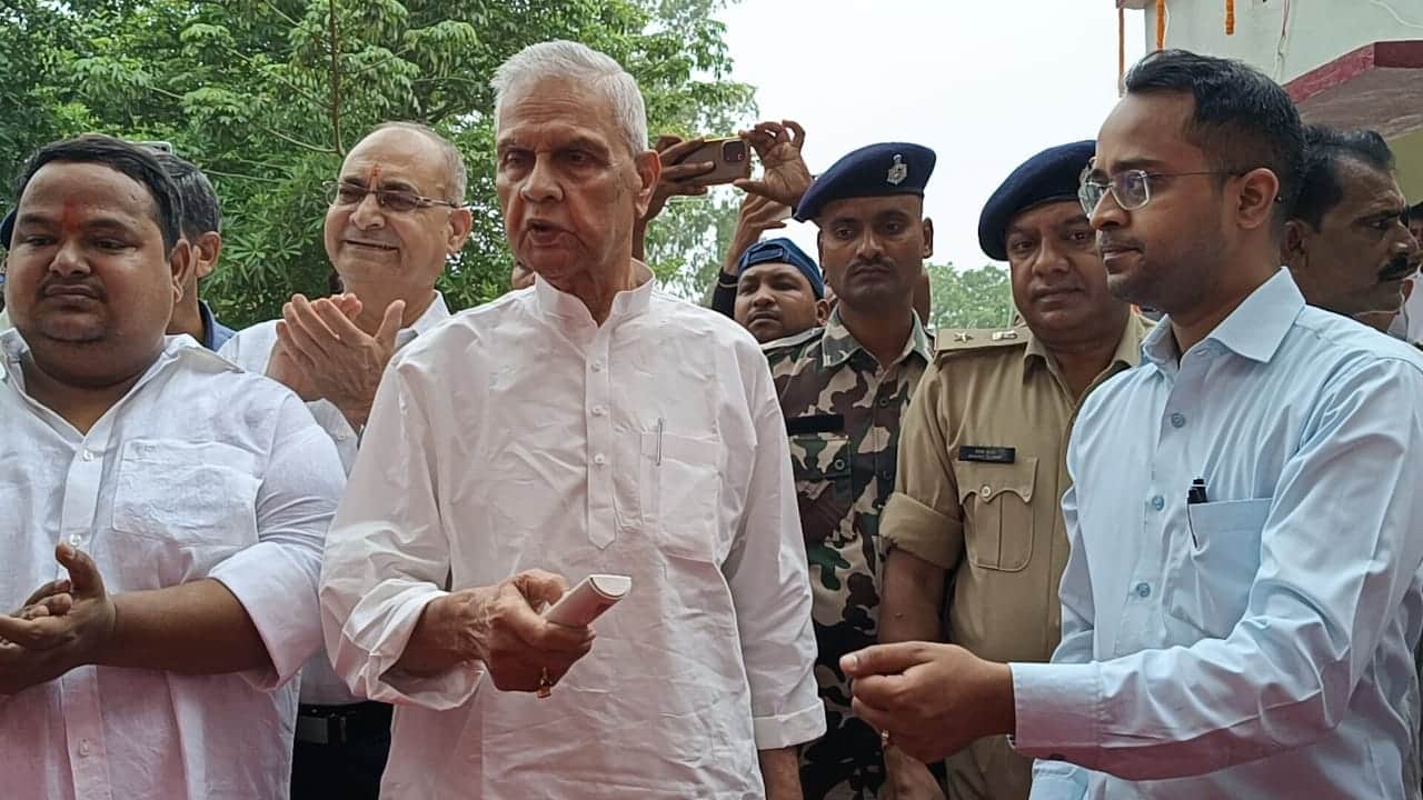 डिग्री कॉलेज का संयुक्त रूप से उद्घाटन करते उपमुख्यमंत्री, विधान पार्षद, जेपीयू के कुलपति और सारण के जिलाधिकारी