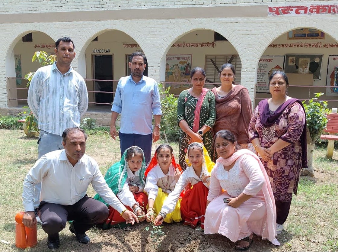 अंबाला सिटी के दुराना स्कूल में पौधरोपण करते लीगल एड काउंसिल कमल धीमान व अन्य। प्रवक्ता