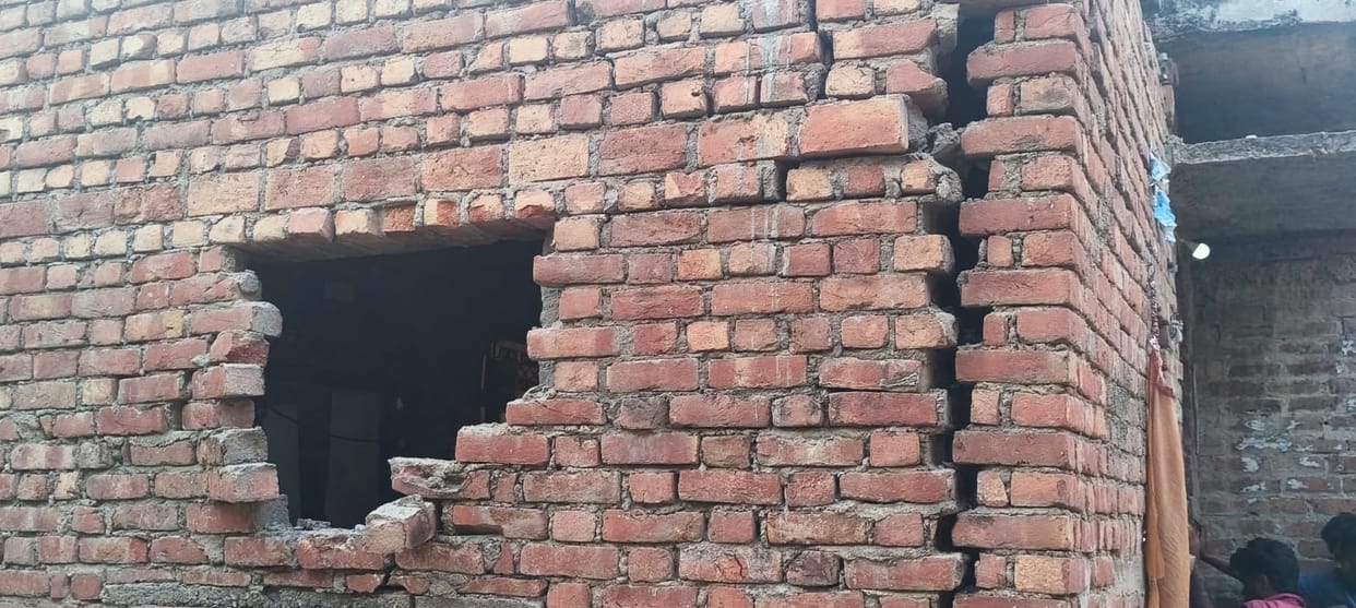 Powerful explosion at dawn in Amrauli Ratanpur: shop walls blown out, house walls cracked