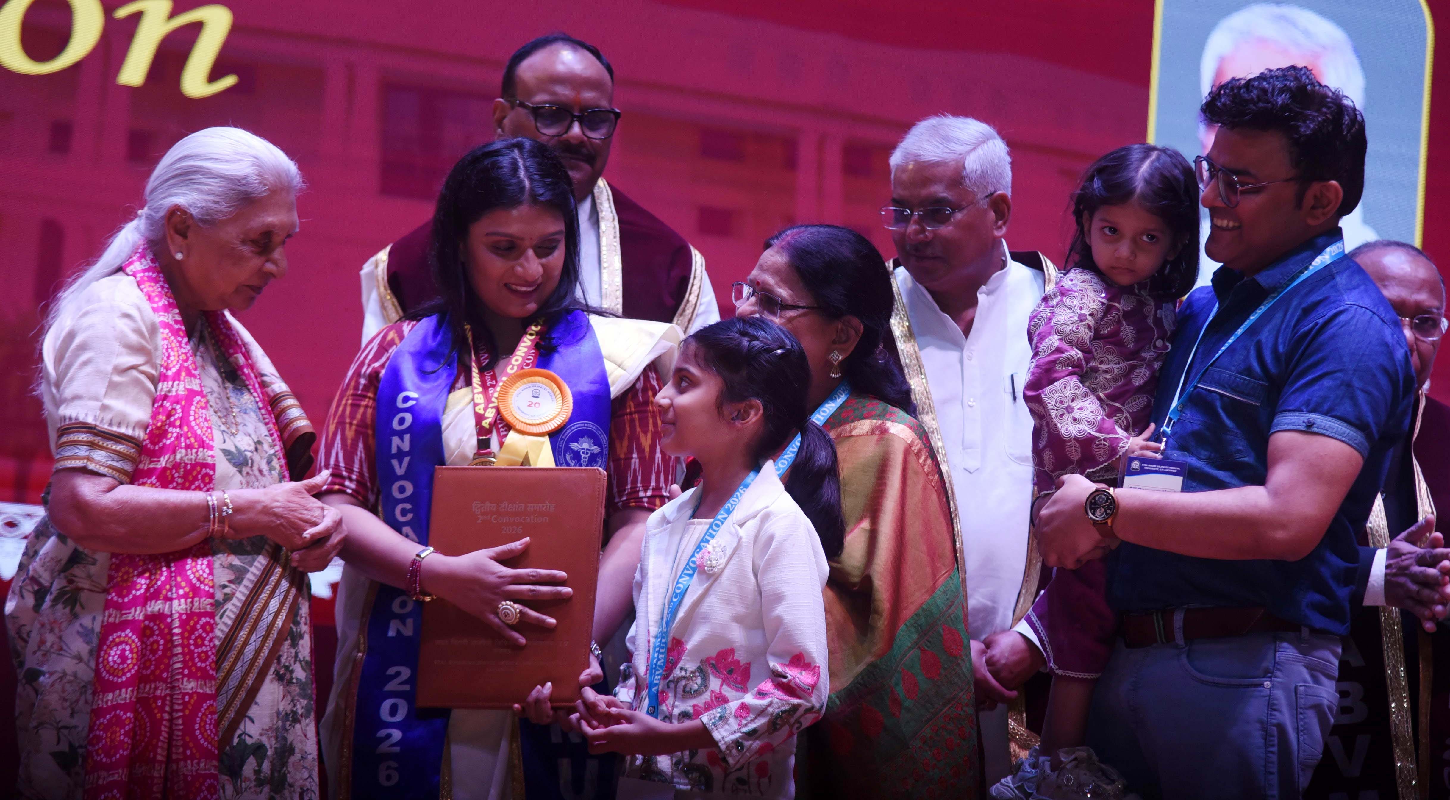 अटल बिहारी वाजपेयी मेडिकल यूनिवर्सिटी में दीक्षांत समारोह में मिली उपाधि।