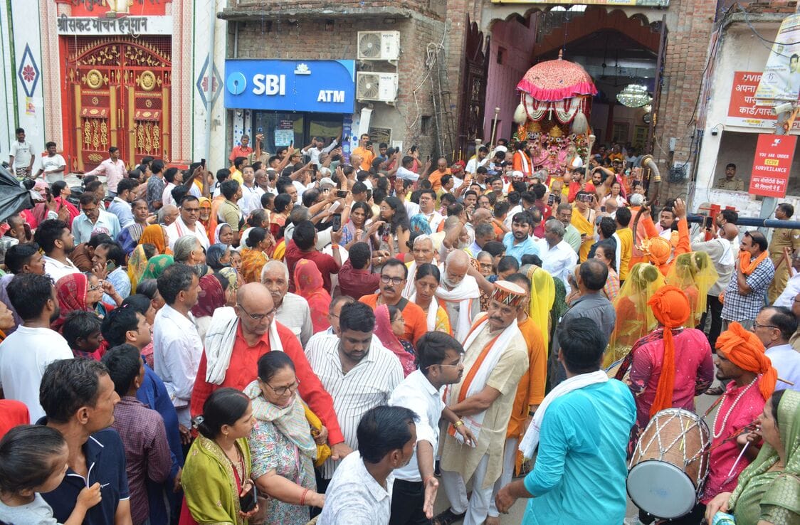 The Lord set out on a city procession; the city of Ram resounded with chants of "Jai Jagannath