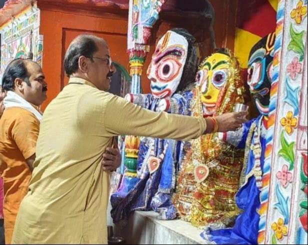 भगवान जगन्नाथ बलभद्र और सुभद्रा को परवल का जूस पिलाते आचार्य रजनीकांत और शशांक सिंह। मंदिर प्रश