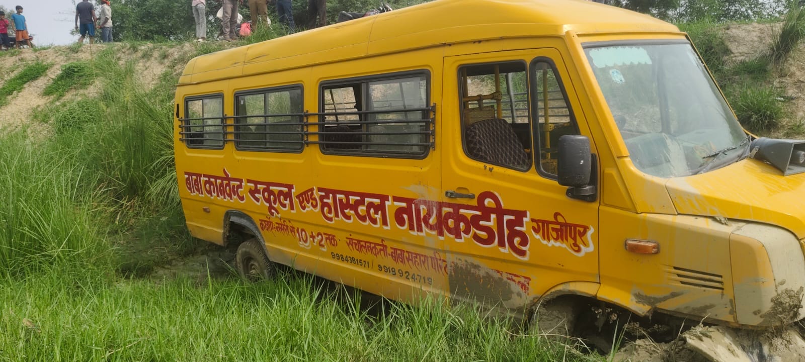 बहलोलपुर चट्टी के पास सड़क किनारे गड्ढे में उतरी स्कूली बस। संवाद