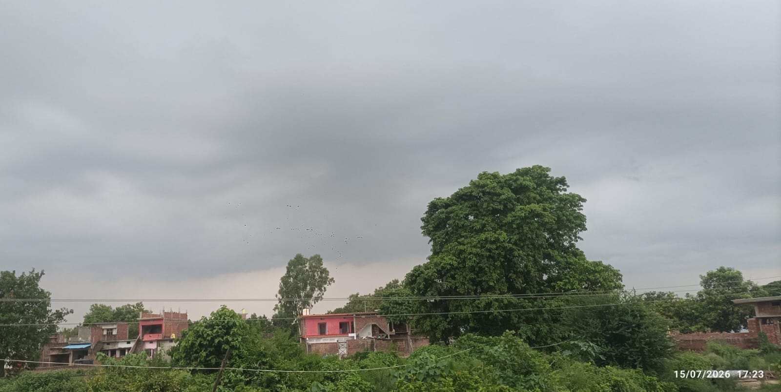 भिनगा में छाए काले बादल।