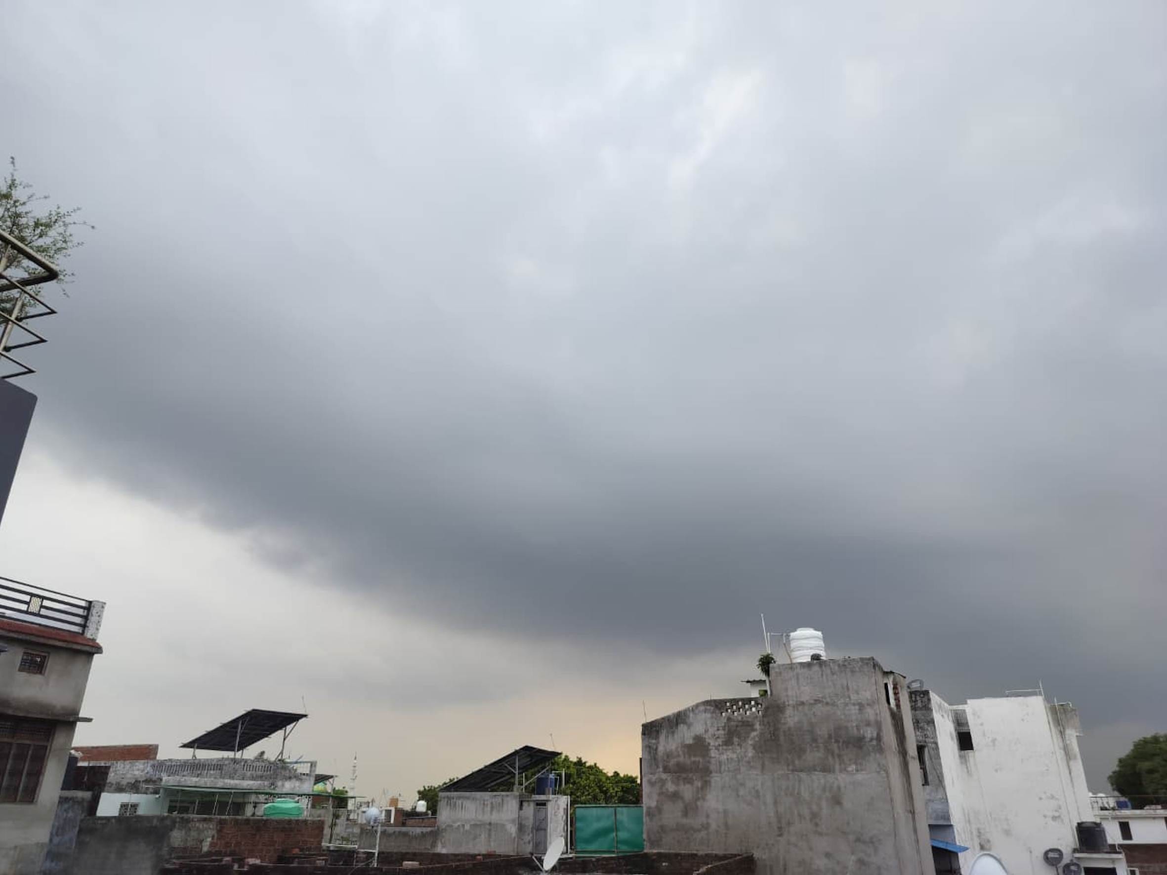बहराइच में बृहस्पतिवार को आसमान में छाए काले बादल।