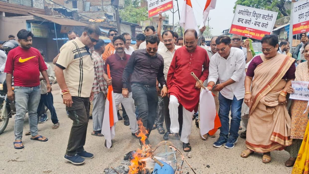 Traders staged a protest against the electricity corporation's policies