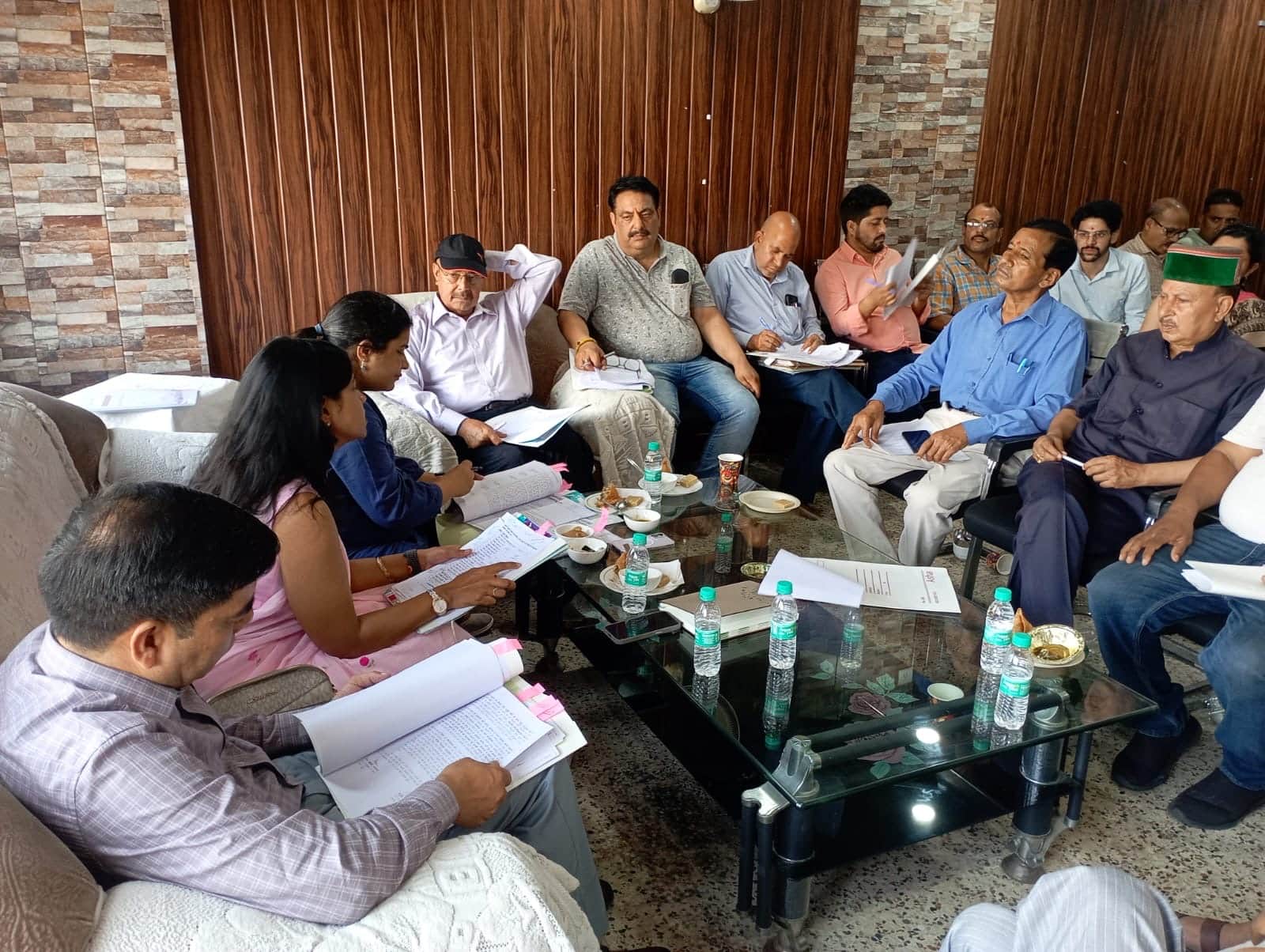 बज्रेश्वरी मंदिर ट्रस्ट की बैठक की अध्यक्षता करती एसडीएम डॉ. अंजली गर्ग व अन्य। -जागरुक पाठक