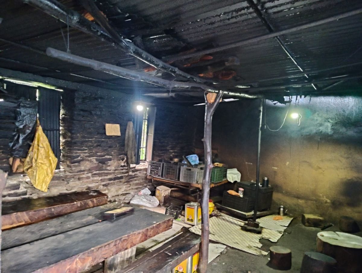 बैरागढ़ चेक पोस्ट में सेवाएं देने वाले जवानों का रसोई घर अपनी बदहाली को ब्यां करते हुए। संवाद।