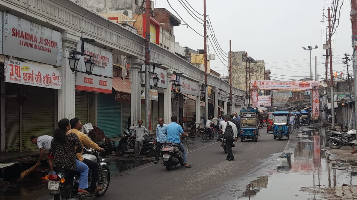 Shops remained closed in Barahdwari due to a dispute; banners and posters were put up