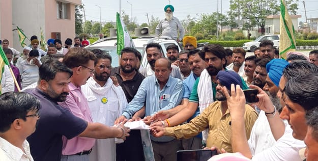 Farmers submitted a memorandum to the SDM.